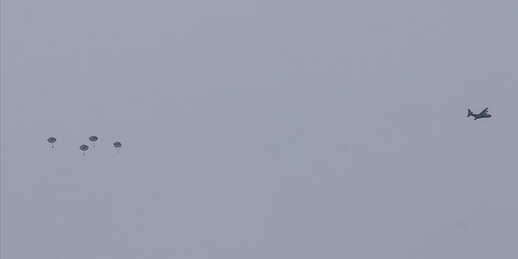 Ürdün nakliye uçakları Gazze’ye paraşütle yardım indirdi