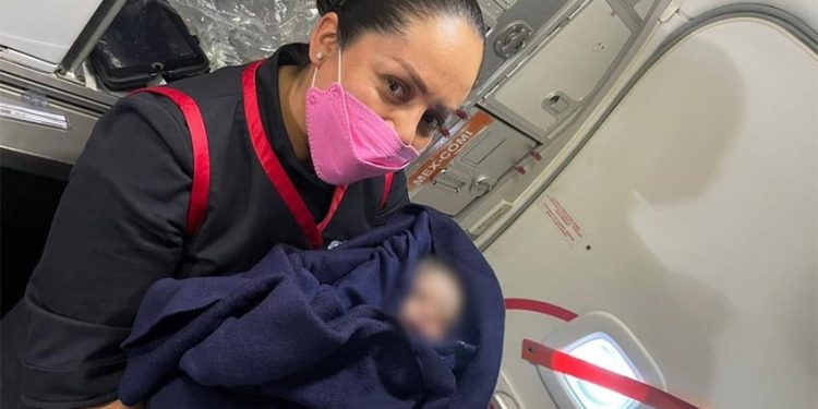 Uçakta doktor yardımıyla erkek çocuk doğurdu