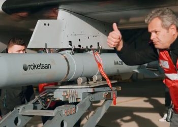 Bayraktar AKINCI yerli füzeyle tam isabetle vurdu