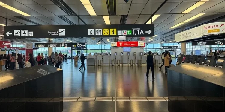 Havayolundaki grev binlerce kişiyi etkiledi