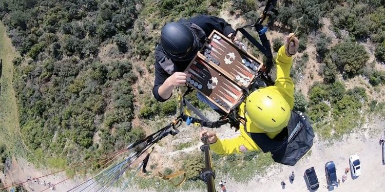 Yamaç paraşütü esnasında gökyüzünde tavla oynadılar