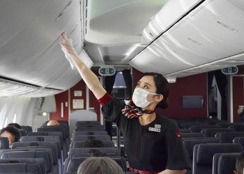 Türbülansta kabin memurunun ayağı kırıldı