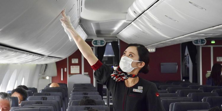 Türbülansta kabin memurunun ayağı kırıldı