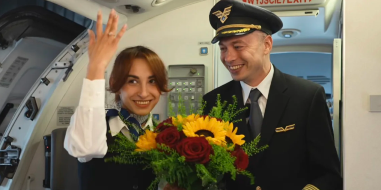 Pilot hostes sevgilisine uçakta evlenme teklif etti