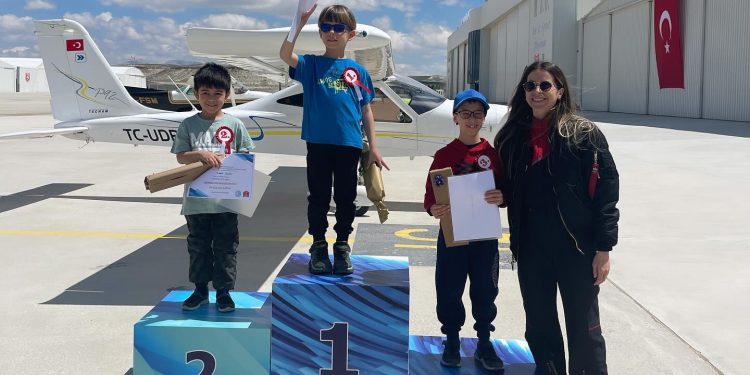 Çocuklar Sivrihisar’da kâğıt uçaklarıyla yarıştı