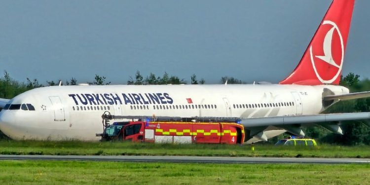 THY uçağı acil iniş yaptı! Duman ve yanık kokusu