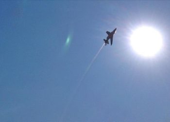 Singapur’da F-16 kalkış esnasında düştü