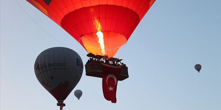 Kapadokya’da balonlar Türk bayraklarıyla uçtu