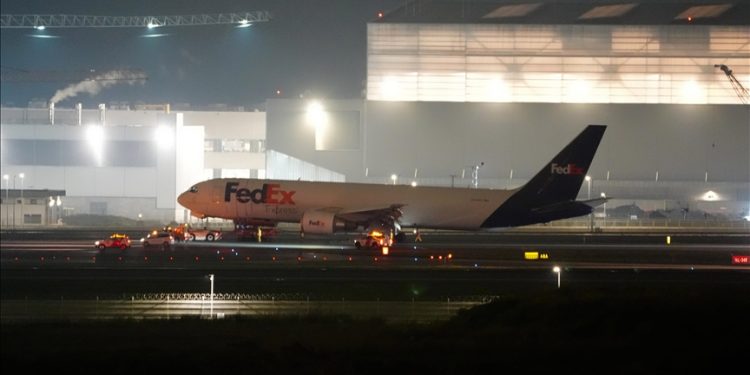 Gövde üzerine iniş yapan kargo uçağı pistten kaldırıldı