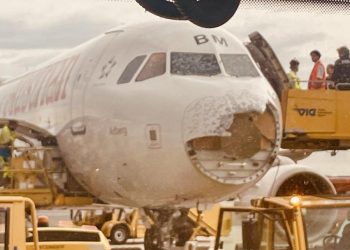 Yolcu uçağı havada dolu fırtınasına tutuldu