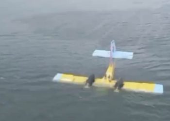 Yangın söndürme uçağı Bafa Gölü’ne daldı