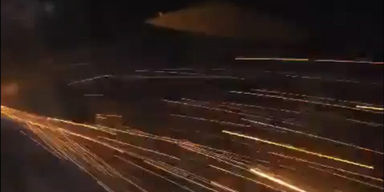 Motoru kıvılcım saçan uçak acil iniş yaptı