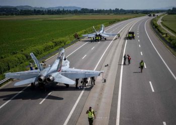 İsviçre’den tarihi tatbikat: F/A-18’ler otoyola indi!