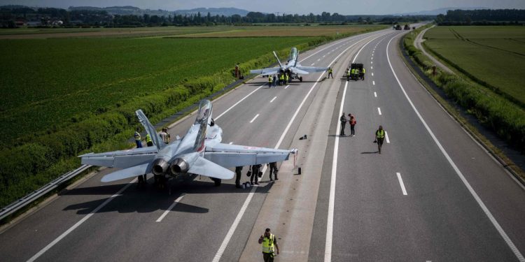 İsviçre’den tarihi tatbikat: F/A-18’ler otoyola indi!