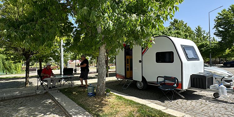 4,5 yıldır Türkiye’yi karavanla geziyorlar