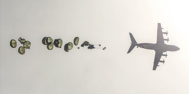 Gazze’ye durdurduğu havadan yardıma yeniden başladı!