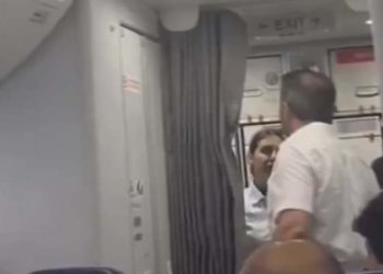 AJet’te rötar krizi: Yolcu kabin görevlisine saldırdı