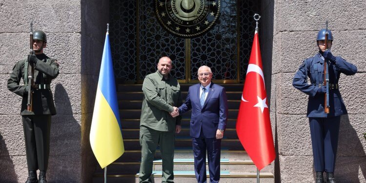 Bakan Güler, Ukrayna Savunma Bakanı Umerov ile bir araya geldi