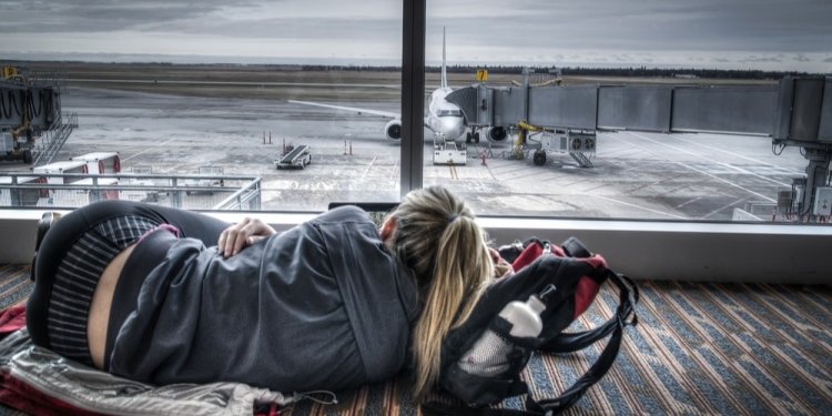 Havalimanlarında rahat uyumanın 7 yolu