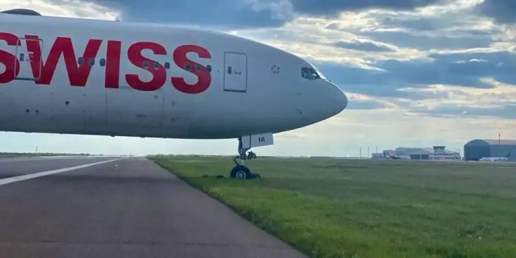 Uçak acil iniş sonrası pistten çıktı