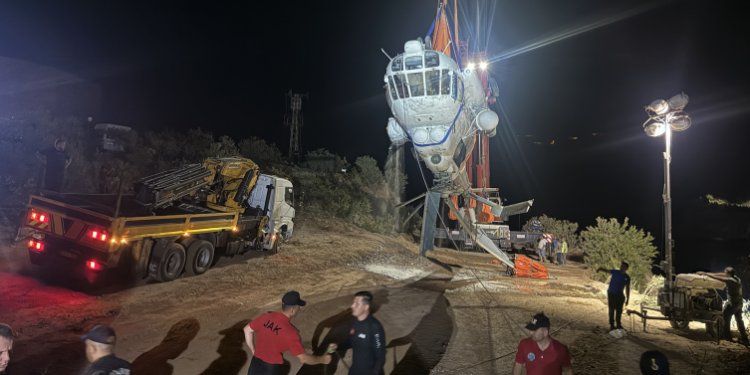 Göle düşen yangın söndürme helikopteri sudan çıkarıldı