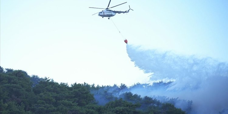 İzmir’deki yangına havadan müdahaleye yeniden başlandı