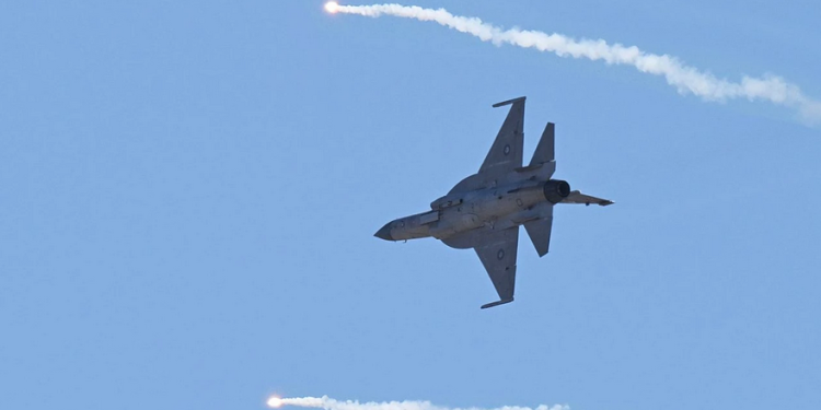 Azerbaycan, Pakistan ve Çin ortak üretimi JF-17C savaş uçağı aldı