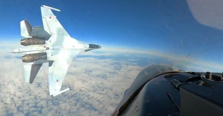 Rus jetinin tehlikeli manevrası ABD’li pilotu şaşırttı