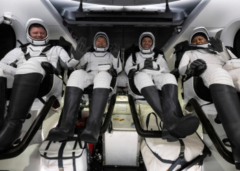 Uzayda mahsur kalan mürettebat Dünya’ya döndü