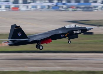 Çin, F-35 rakibi ‘FC-31’i sahneye çıkarıyor