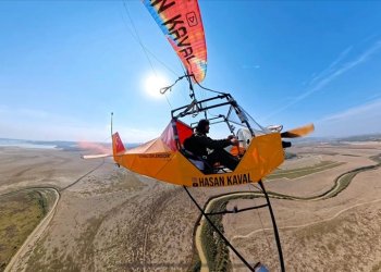 Evinde yaptığı uçağı paraşüt yardımıyla uçurdu