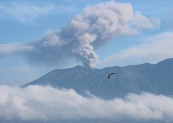 Volkanik hareketliliğin ardından havalimanı uçuşlara kapatıldı