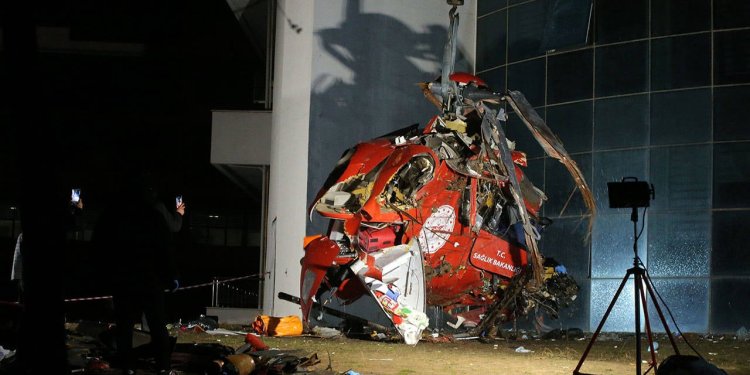 Hastaneye çarparak düşen helikopterin enkazı kaldırıldı
