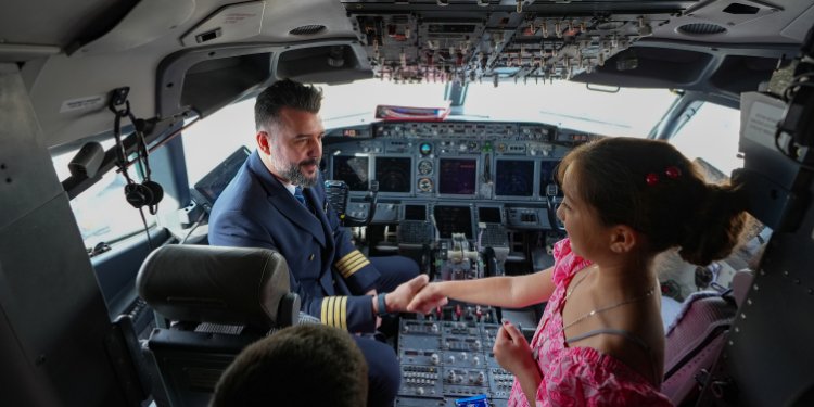 Pilot olmak isteyen 10 yaşındaki Yağmur Su, ilk uçuş heyecanını yaşadı