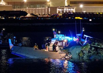 ABD’de yolcu uçağı ile helikopter havada çarpıştı!