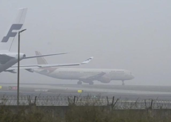 Sis nedeniyle 100’den fazla uçak rötar yaptı