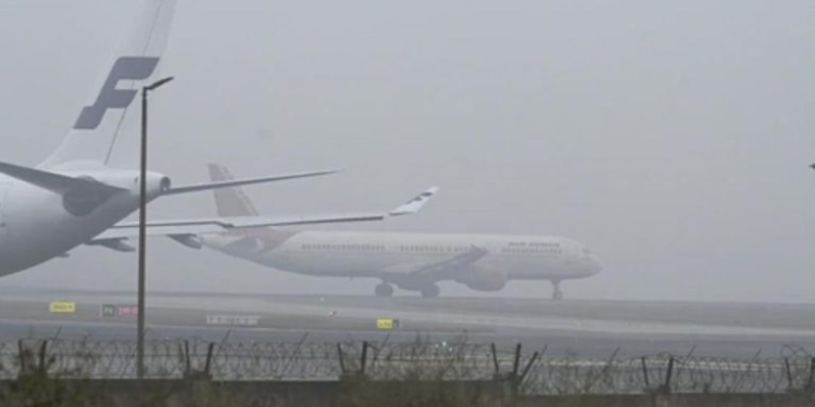 Sis nedeniyle 100’den fazla uçak rötar yaptı