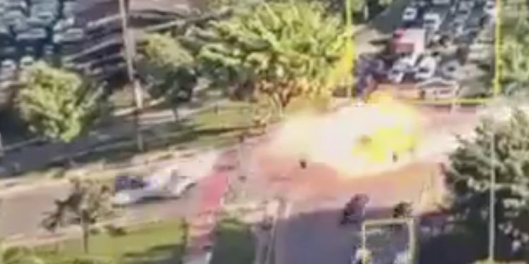 Brezilya’da küçük uçak caddedeki otobüse çarptı