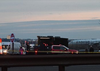 Yolcu uçağı ve helikopter çarpışması: Enkaz kaldırma devam ediyor