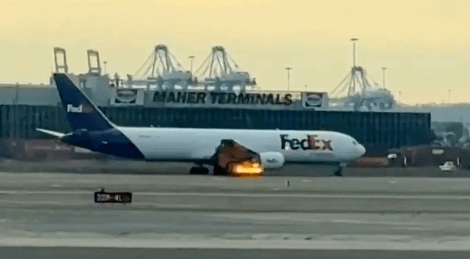 FedEx kargo uçağı kuşa çarptı, motoru alev aldı