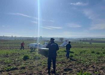Bursa’da eğitim uçağı tarlaya indi!