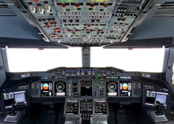 Kaptan tuvalete gitti, yardımcı pilot kokpitte bayıldı!