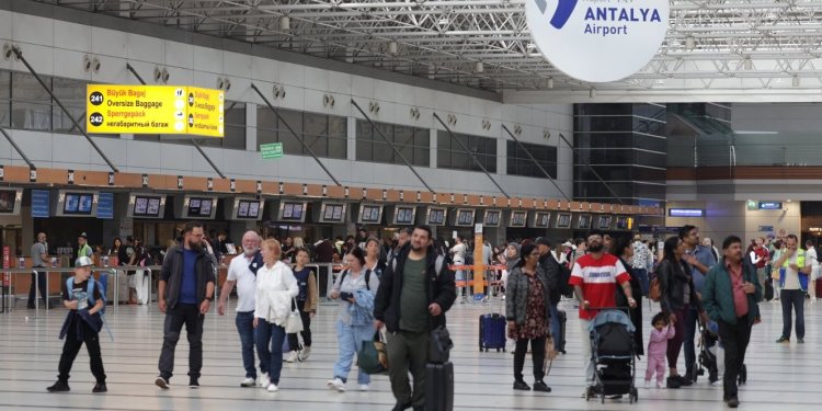 İlk 4 ayda hava yolu ile seyahat edenler yüzde 3,4 arttı