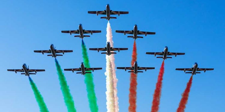 Gösteri uçuşunda 3 jet havada çarpıştı!