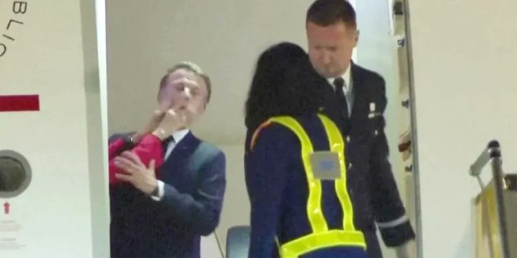 Macron’a uçakta eşinden tokat!