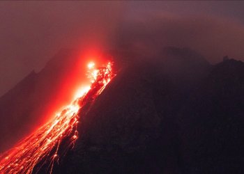 Endonezya’da yanardağ patladı, uçak seferleri iptal edildi