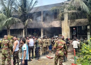 Bangladeş’te askeri uçak kampüse düştü!