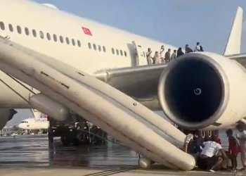 THY uçağında duman görüldü: Slide’la tahliye yapıldı