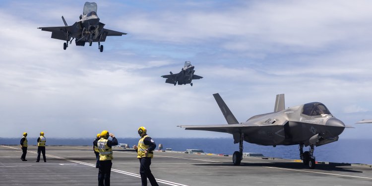İngiliz F-35B’si Japon uçak gemisine indi