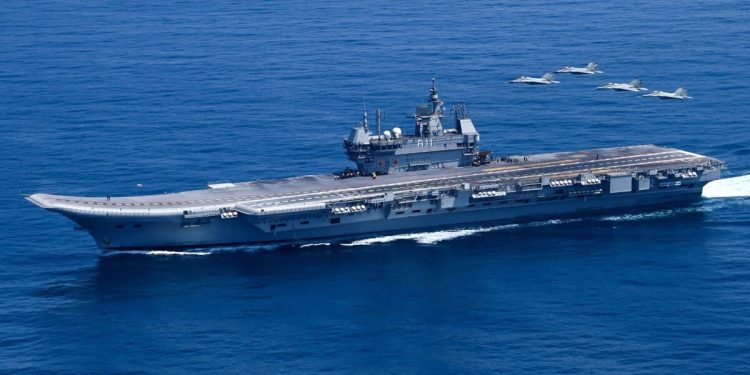 Hindistan’dan 15 yıllık plan: Nükleer uçak gemisi ve yerli jetler